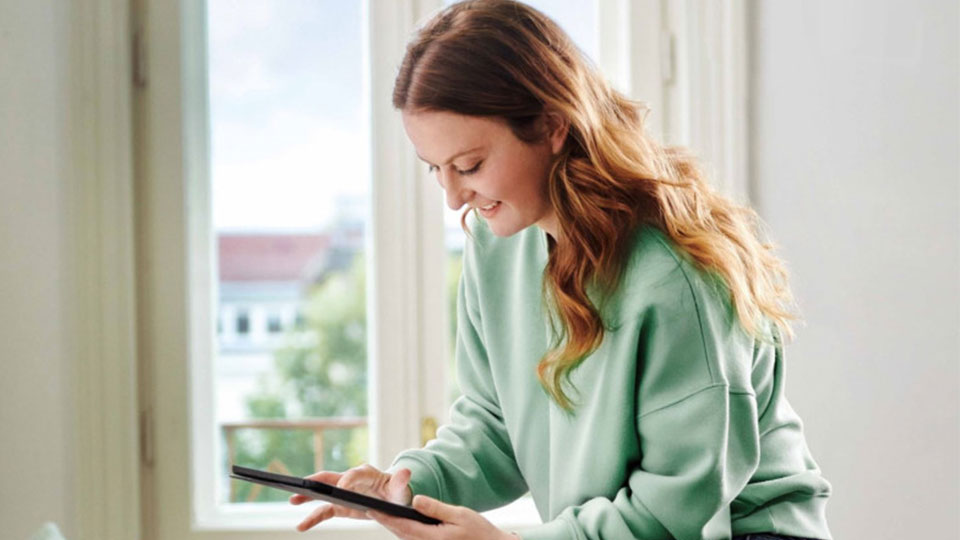 Frau mit Tablet