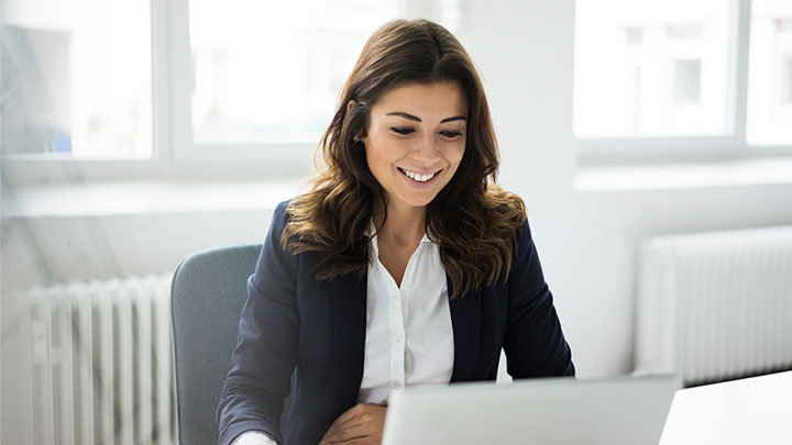 Frau vor Laptop