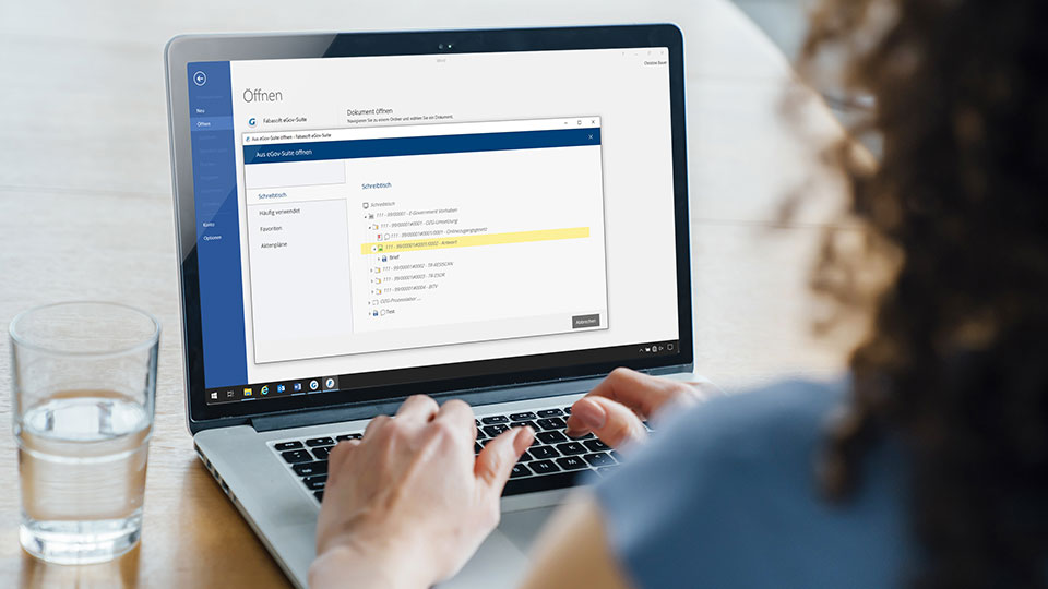 Frau sitzt vor Laptop