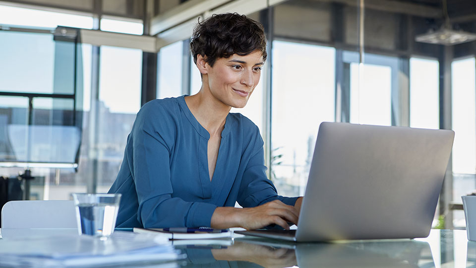 Frau meldet sich für ein Approve-Webinar an