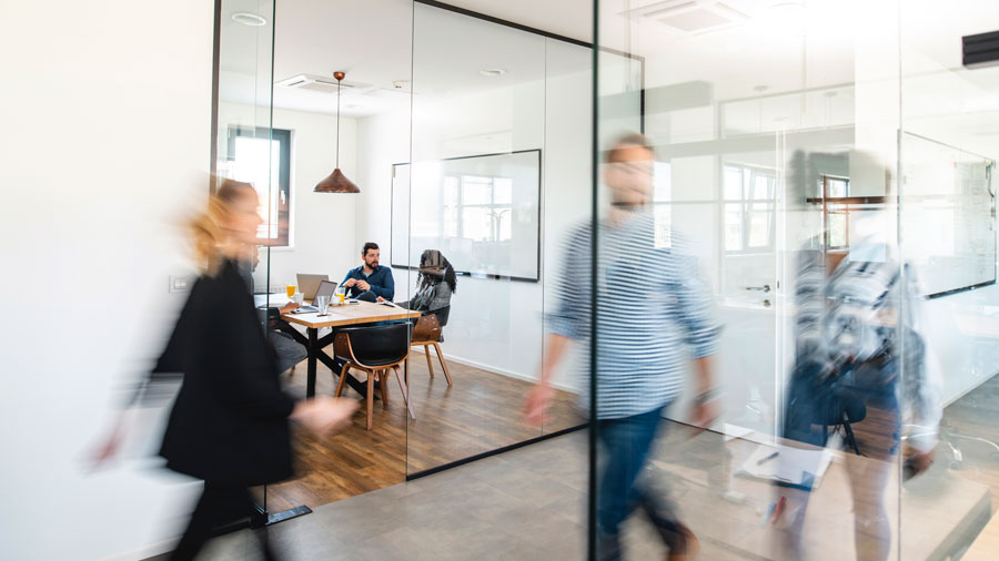 Schnell gehende Personen in Office-Umgebung