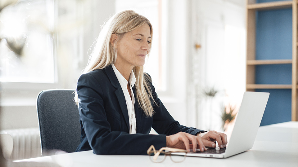 Frau arbeitet am Laptop 