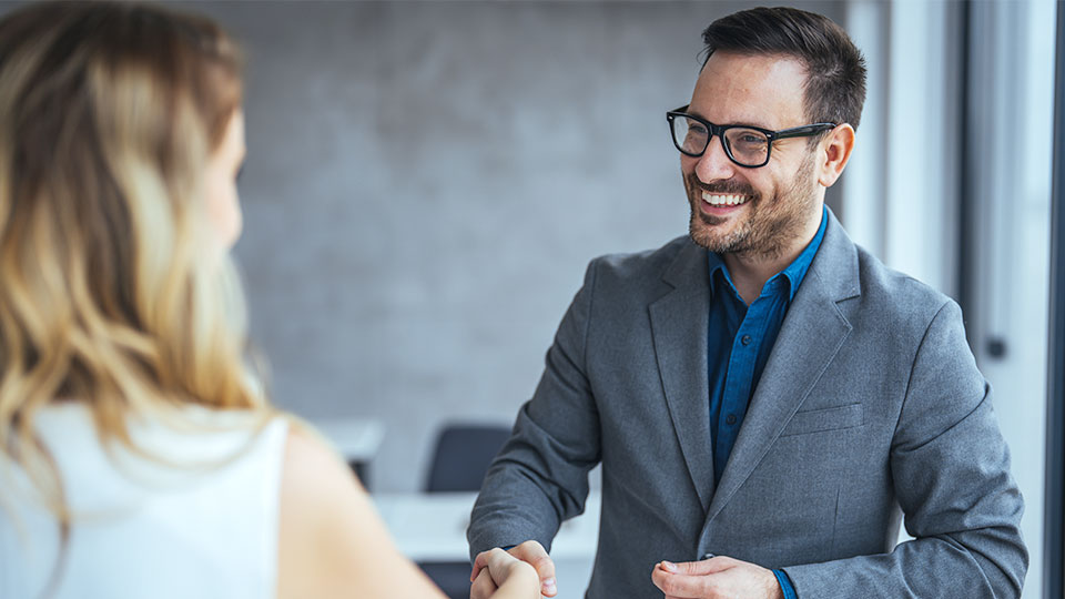 Handshake zwischen zwei Personen