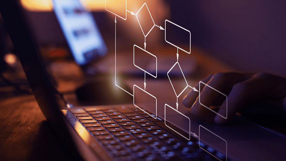 Hände-am-Laptop-mit-Workflow-Flussdiagramm