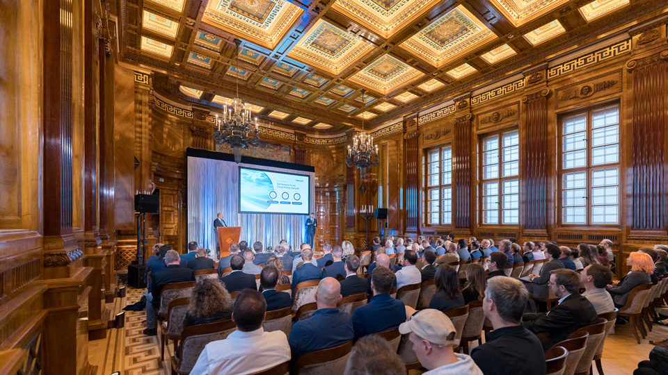 Fabasoft egovday 2024 im Park Hyatt in Wien mit der Keynote von Matthias Wodniok und Bastian Drugowitsch in einem Raum voller Teilnehmenden