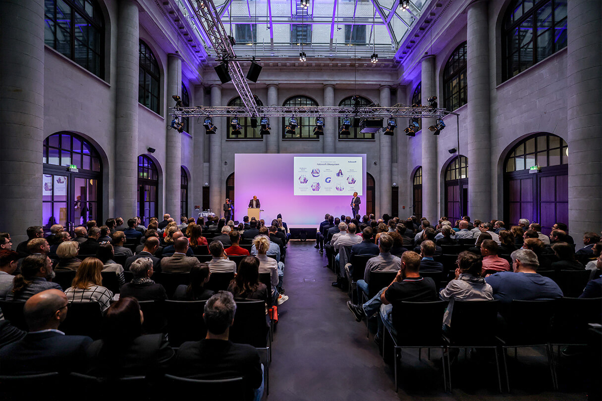Vortragssaal mit Leinwand
