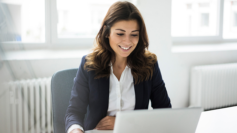Frau arbeitet mit Laptop
