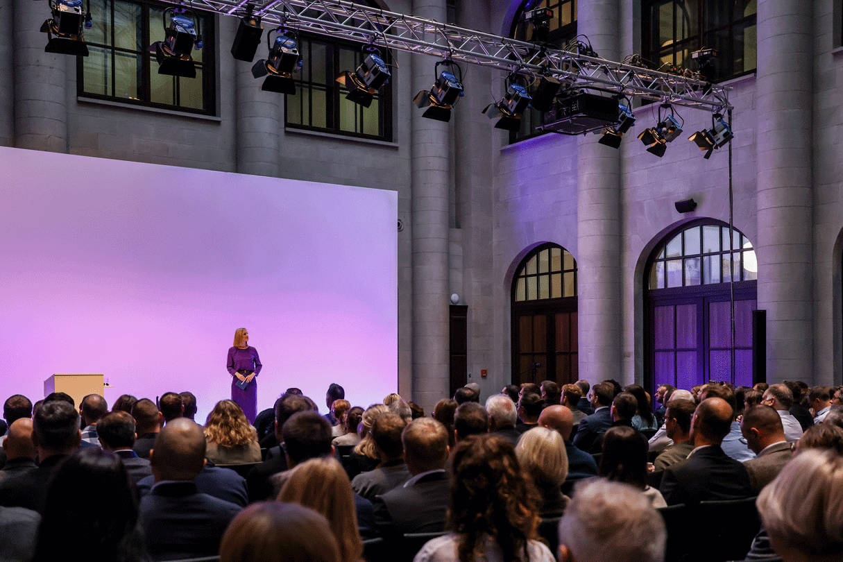 Vortragssaal mit Leinwand