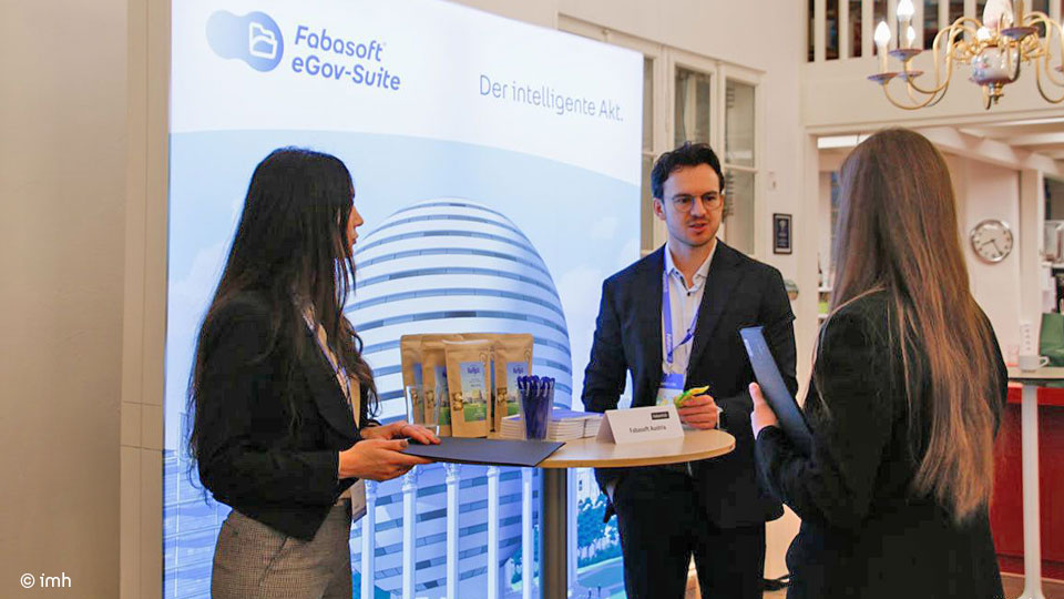 Alexander Hinterhofer und Laura Lakatos im Gespräch bei der FutureHub e-Doc