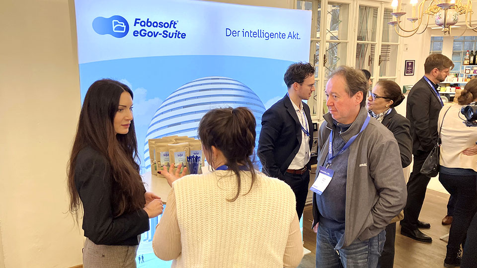 Laura Lakatos und Alexander Hinterhofer im Gespräch mit interessierten Teilnehmer:innen der FutureHub