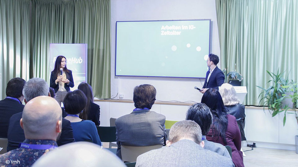 Vortrag von Laura Lakatos und Alexander Hinterhofer über die Chancen des KI-Zeitalters vor Teilnehmer:innen des FutureHub