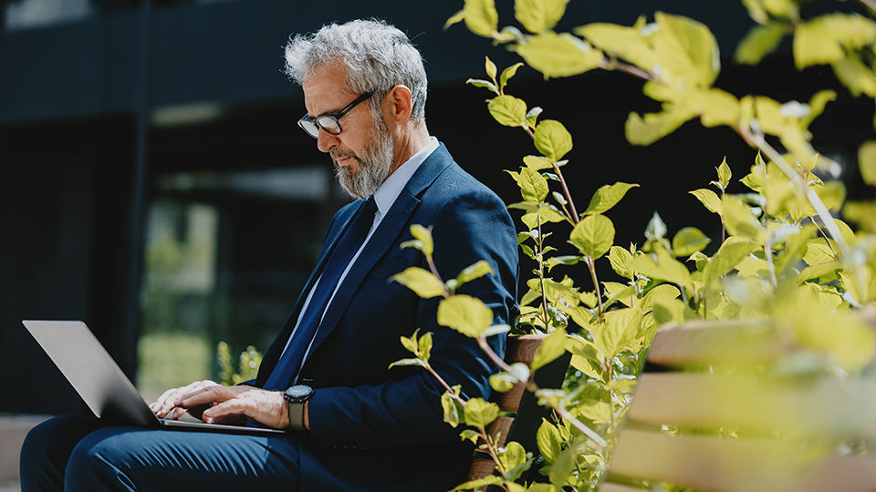 Mann arbeitet am Laptop