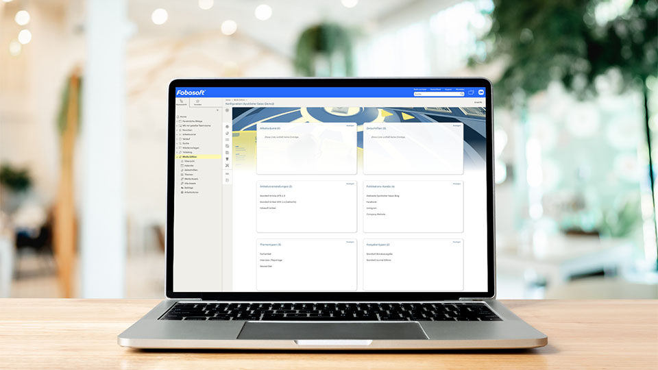 Aufgeklappter Laptop steht auf Schreibtisch, hat die Xpublisher Software geöffnet.