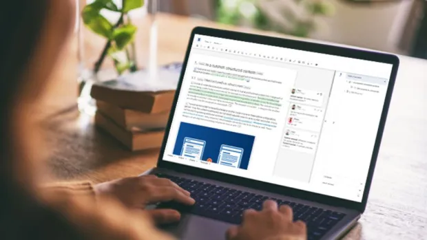 Frau sitzt vor ihrem Laptop, auf dem die intuitive Benutzeroberfläche von Xeditor zu sehen ist