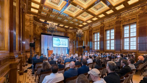 Fabasoft egovday 2024 im Park Hyatt in Wien mit der Keynote von Matthias Wodniok und Bastian Drugowitsch in einem Raum voller Teilnehmenden