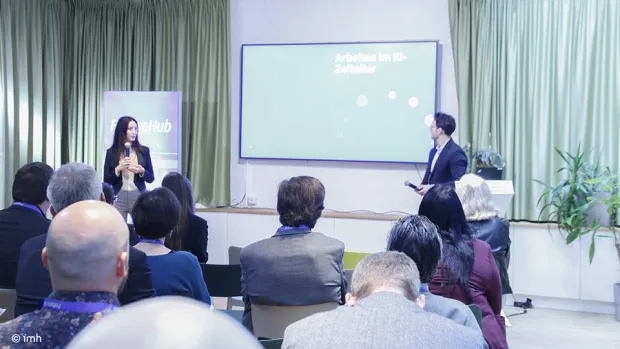 Vortrag von Laura Lakatos und Alexander Hinterhofer über die Chancen des KI-Zeitalters vor Teilnehmer:innen des FutureHub