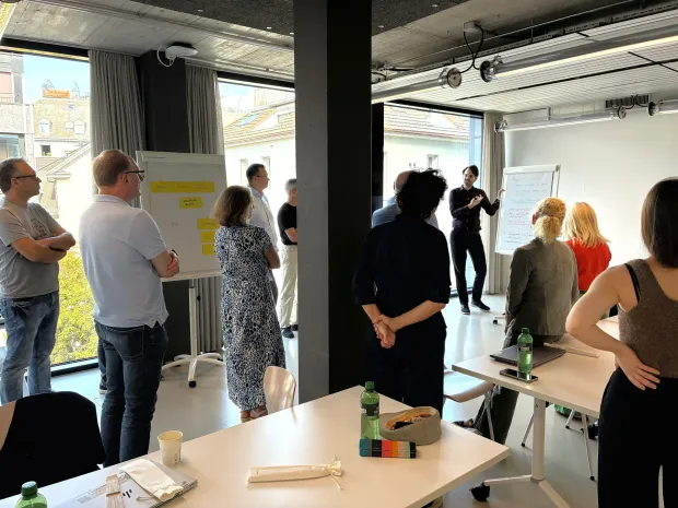 Gruppe von Personen vor einem Flipchart