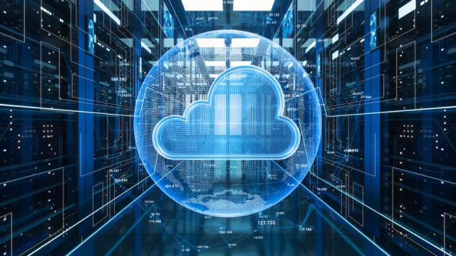 Cloud-Wolke ist im Vordergrund zu sehen. Sie befindet sich in einem Serverraum