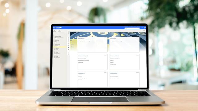 Aufgeklappter Laptop steht auf Schreibtisch, hat die Xpublisher Software geöffnet.