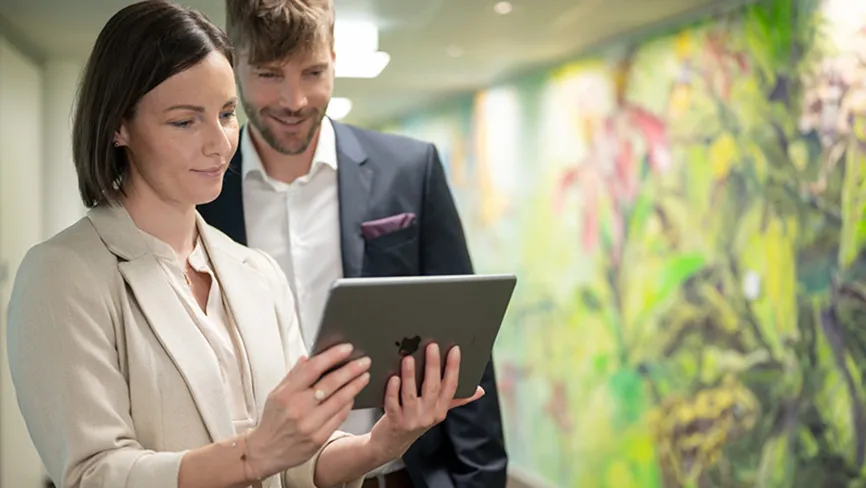 Zwei Kollegen arbeiten gemeinsam am Tablet