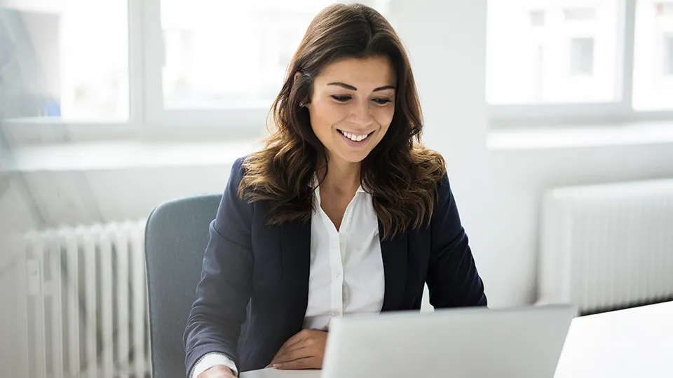 Frau arbeitet mit Laptop