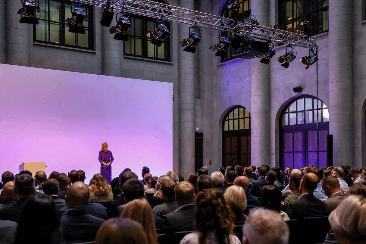 Vortragssaal mit Leinwand