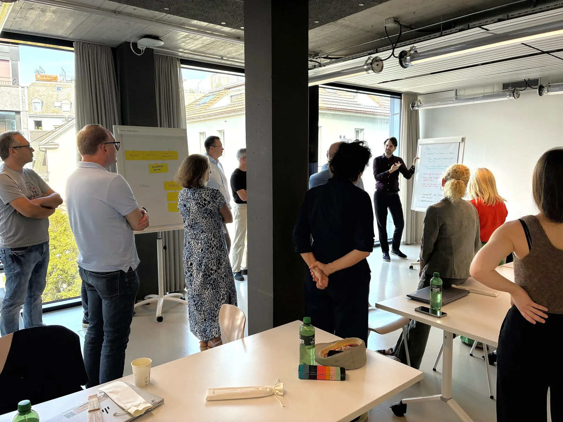 Gruppe von Personen vor einem Flipchart